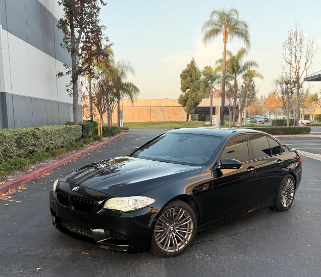 Used 2013 BMW M5 RWD image 1