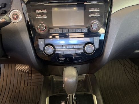 Used 2016 Nissan Rogue SV w/ SV Moonroof Package image 8