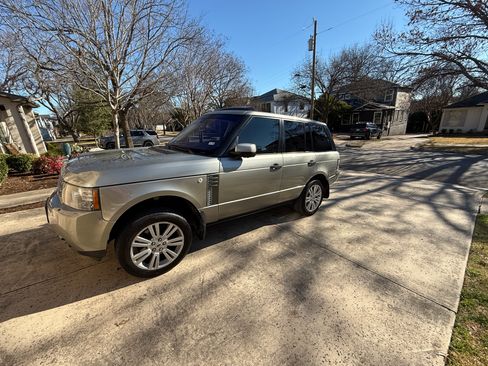 Used 2010 Land Rover Range Rover HSE image 11