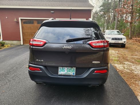 Used 2017 Jeep Cherokee Latitude w/ Cold Weather Group image 8