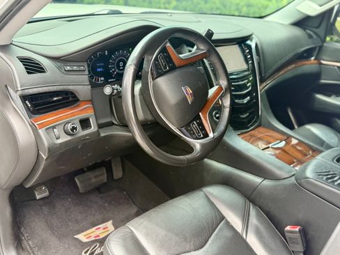 Used 2018 Cadillac Escalade ESV Luxury RWD image 19