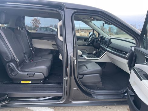 Used 2024 Kia Carnival LX image 12