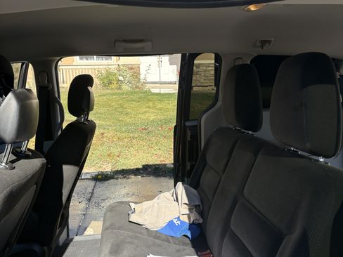 Used 2015 Dodge Grand Caravan American Value Package w/ UConnect Hands-Free Group image 2