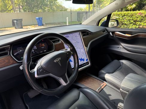 Used 2017 Tesla Model X 75D image 10