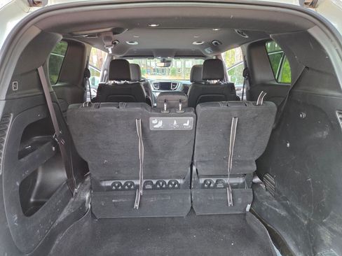 Used 2020 Chrysler Pacifica Touring-L Plus image 9