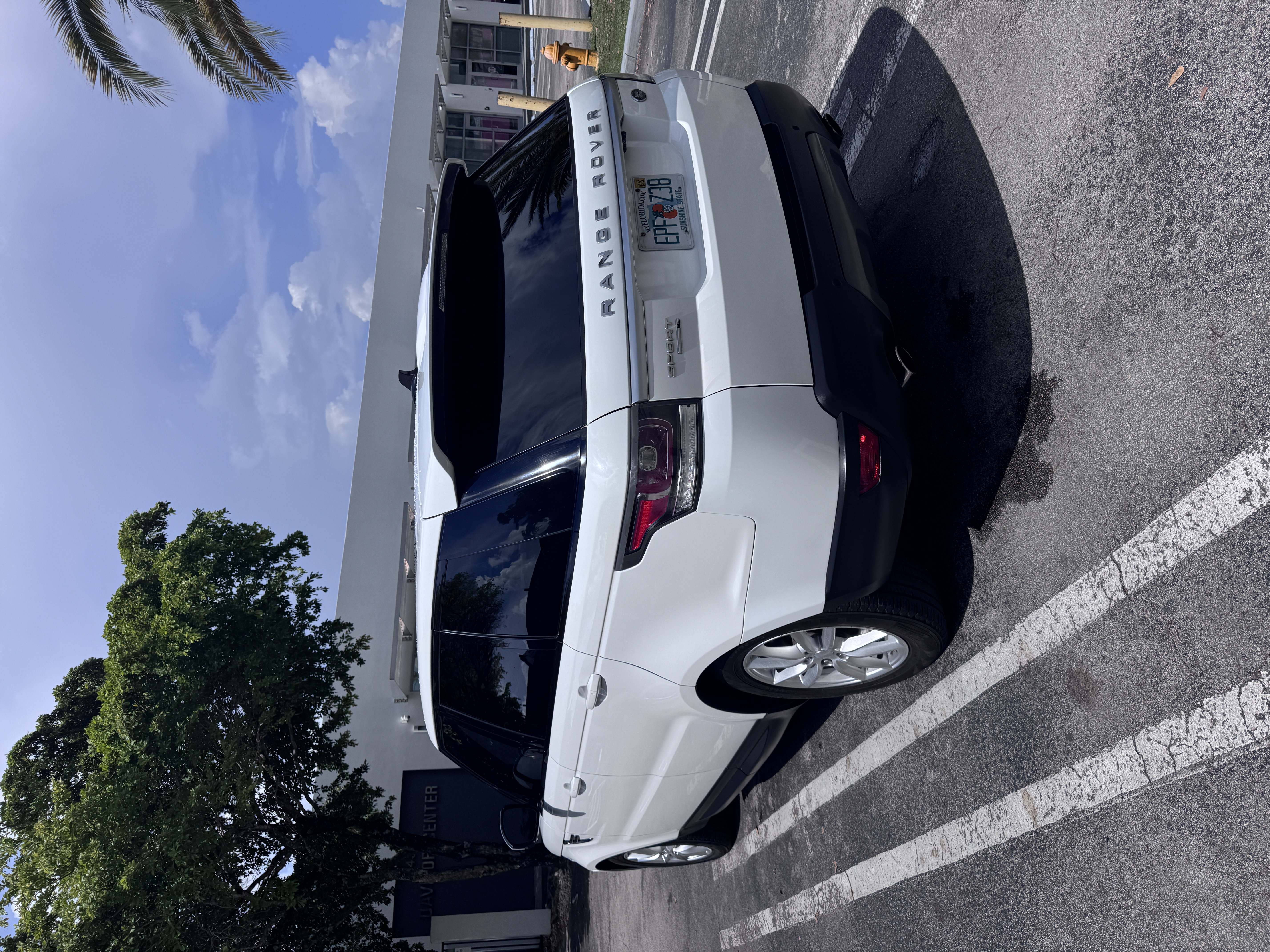 Used 2016 Land Rover Range Rover Sport SE AWD/4WD image 4
