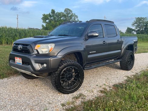 Used 2014 Toyota Tacoma 4x4 Double Cab w/ TRD Sport Package image 2