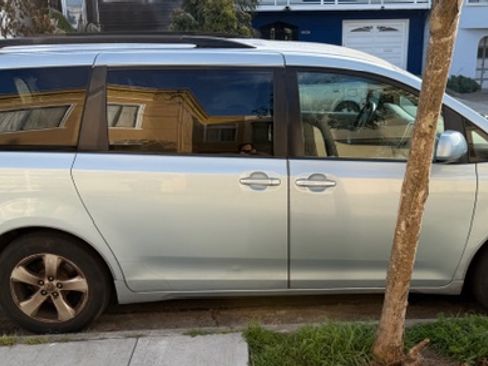 Used 2015 Toyota Sienna LE image 5