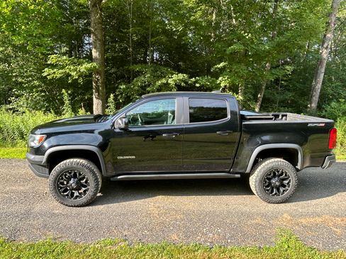 Used 2019 Chevrolet Colorado ZR2 w/ ZR2 Midnight Special Edition AWD/4WD image 2