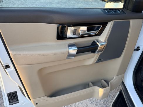 Used 2016 Land Rover LR4 HSE Silver Edition AWD/4WD image 17