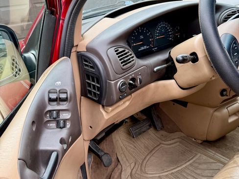 Used 2000 Chrysler Town & Country LXi image 13