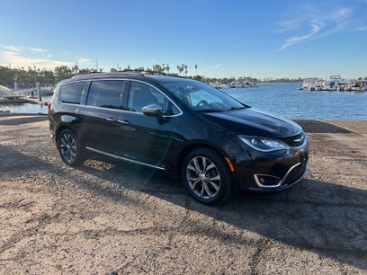 Used 2018 Chrysler Pacifica Limited w/ Tire & Wheel Group