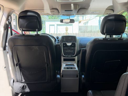 Used 2014 Chrysler Town & Country Touring FWD image 8
