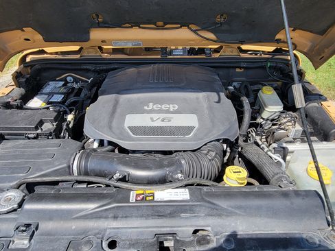 Used 2014 Jeep Wrangler Unlimited Rubicon w/ Max Tow Package image 8