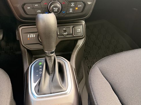 Used 2022 Jeep Renegade Latitude AWD/4WD image 23