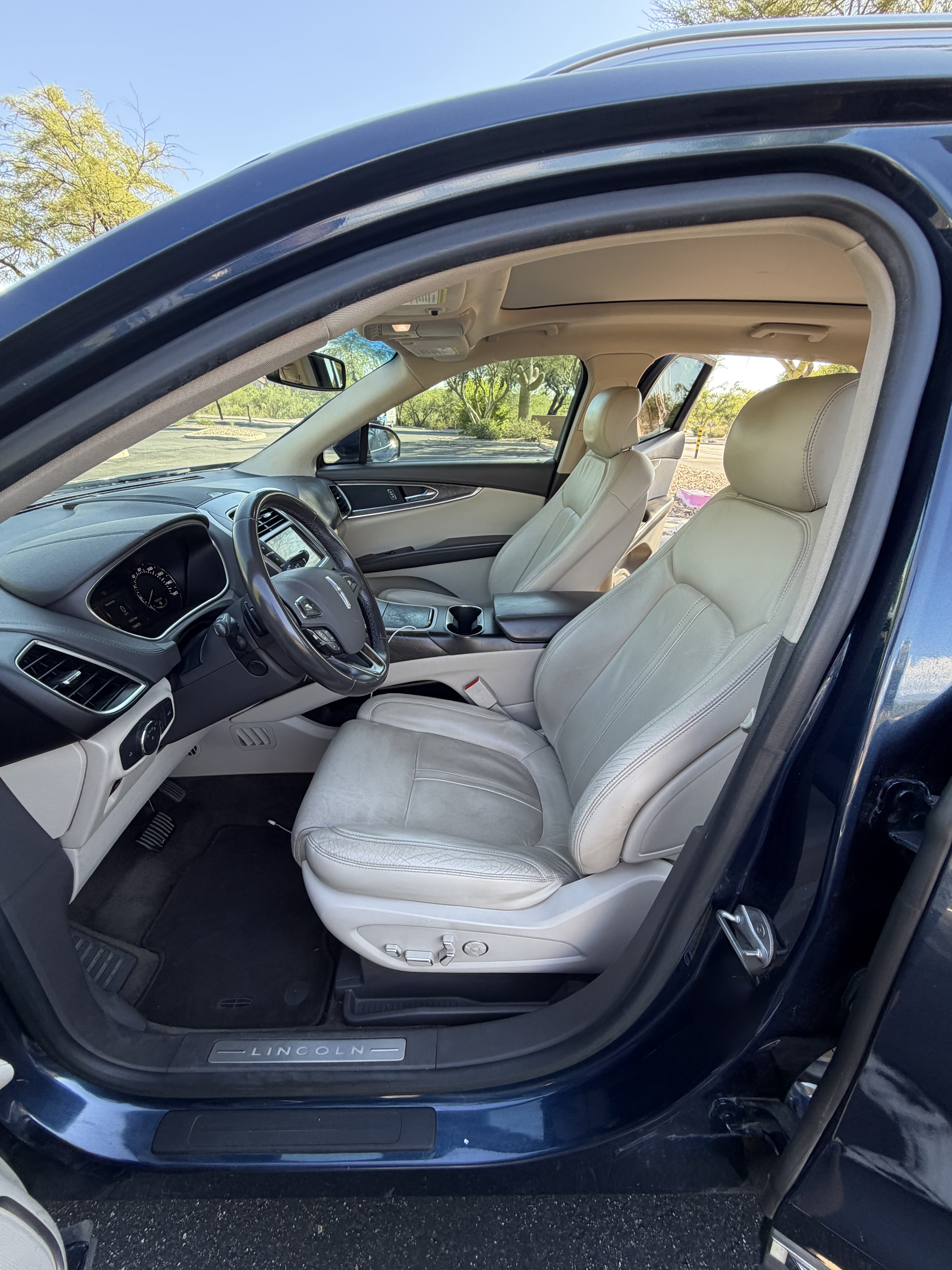 Used 2017 Lincoln MKX Reserve FWD image 16