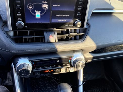 Used 2020 Toyota RAV4 XLE w/ Convenience Package image 10