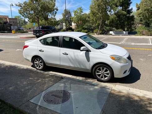 Used 2014 Nissan Versa 1.8 S image 3