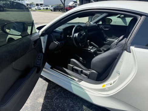 Used 2023 Toyota GR86 Premium image 12