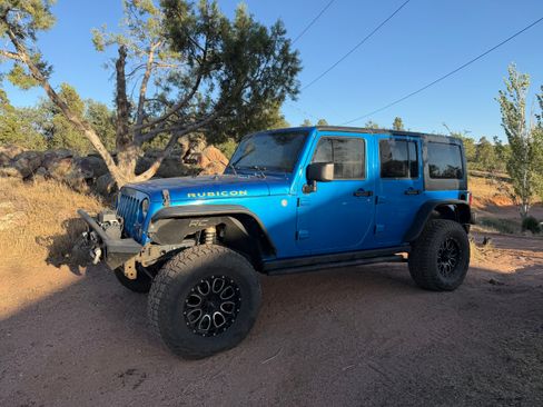 Used 2015 Jeep Wrangler Unlimited Rubicon w/ Connectivity Group AWD/4WD image 1