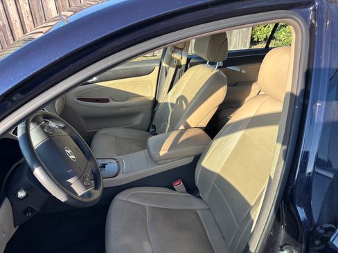 Used 2012 Hyundai Genesis 3.8 w/ Premium Pkg image 6