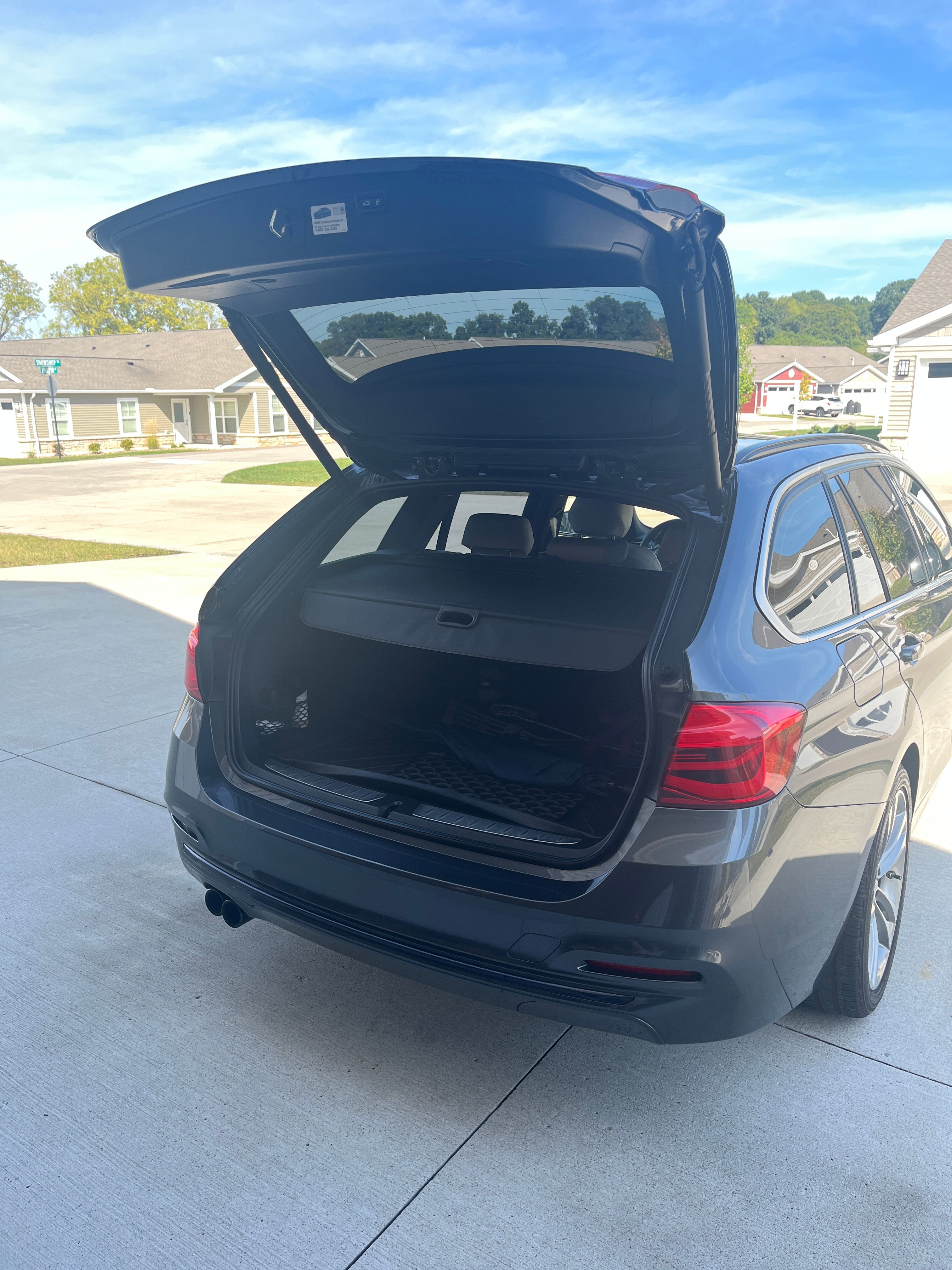 Used 2018 BMW 330i xDrive Wagon AWD/4WD image 8