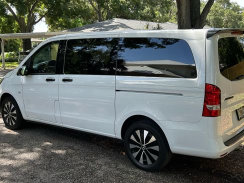 Used 2022 Mercedes-Benz Metris Passenger image 4