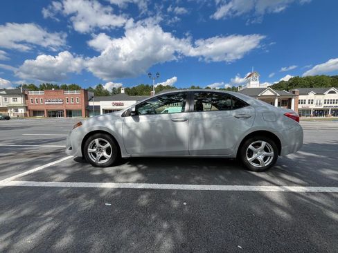 Used 2017 Toyota Corolla LE image 6