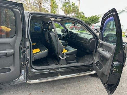 Used 2007 GMC Sierra 1500 SLE w/ Z71 Off-Road Package image 11