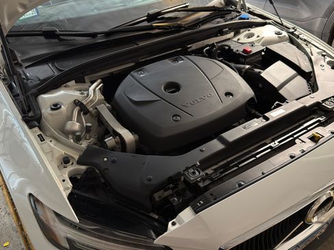 Used 2021 Volvo S60 T5 Momentum w/ Premium Package FWD image 14