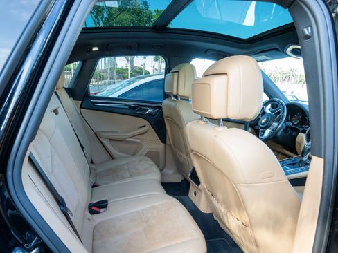 Used 2018 Porsche Macan Sport Edition AWD/4WD image 4