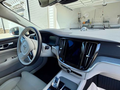 Used 2024 Volvo V60 B5 Cross Country Ultimate w/ Climate Package image 10