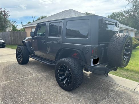 Used 2018 Jeep Wrangler Unlimited Sahara AWD/4WD image 5