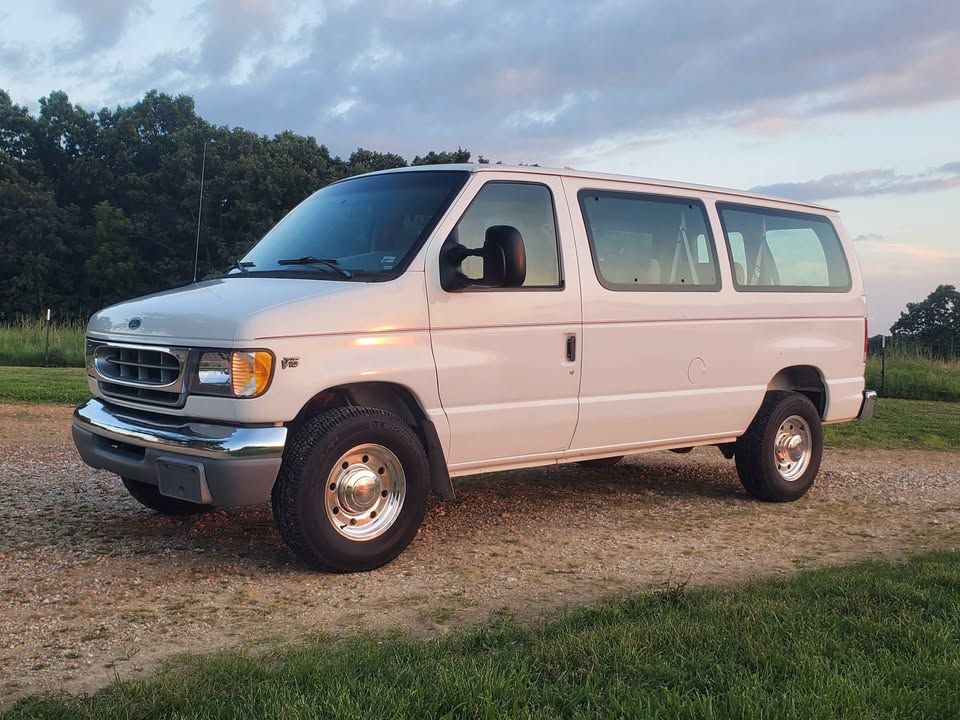 Used 2000 Ford E-350 and Econoline 350 Wagon RWD image 1