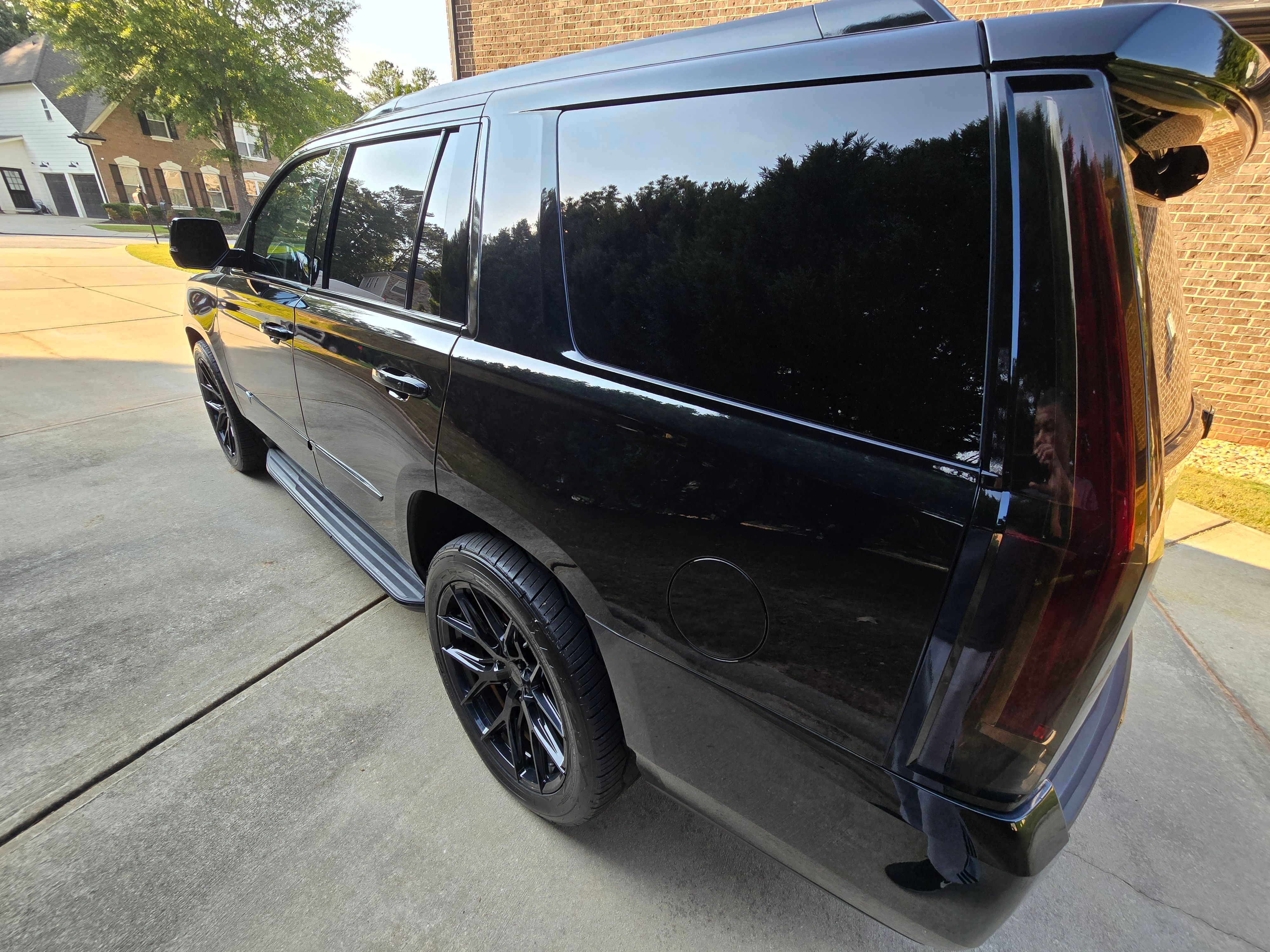 Used 2016 Cadillac Escalade Luxury RWD image 4