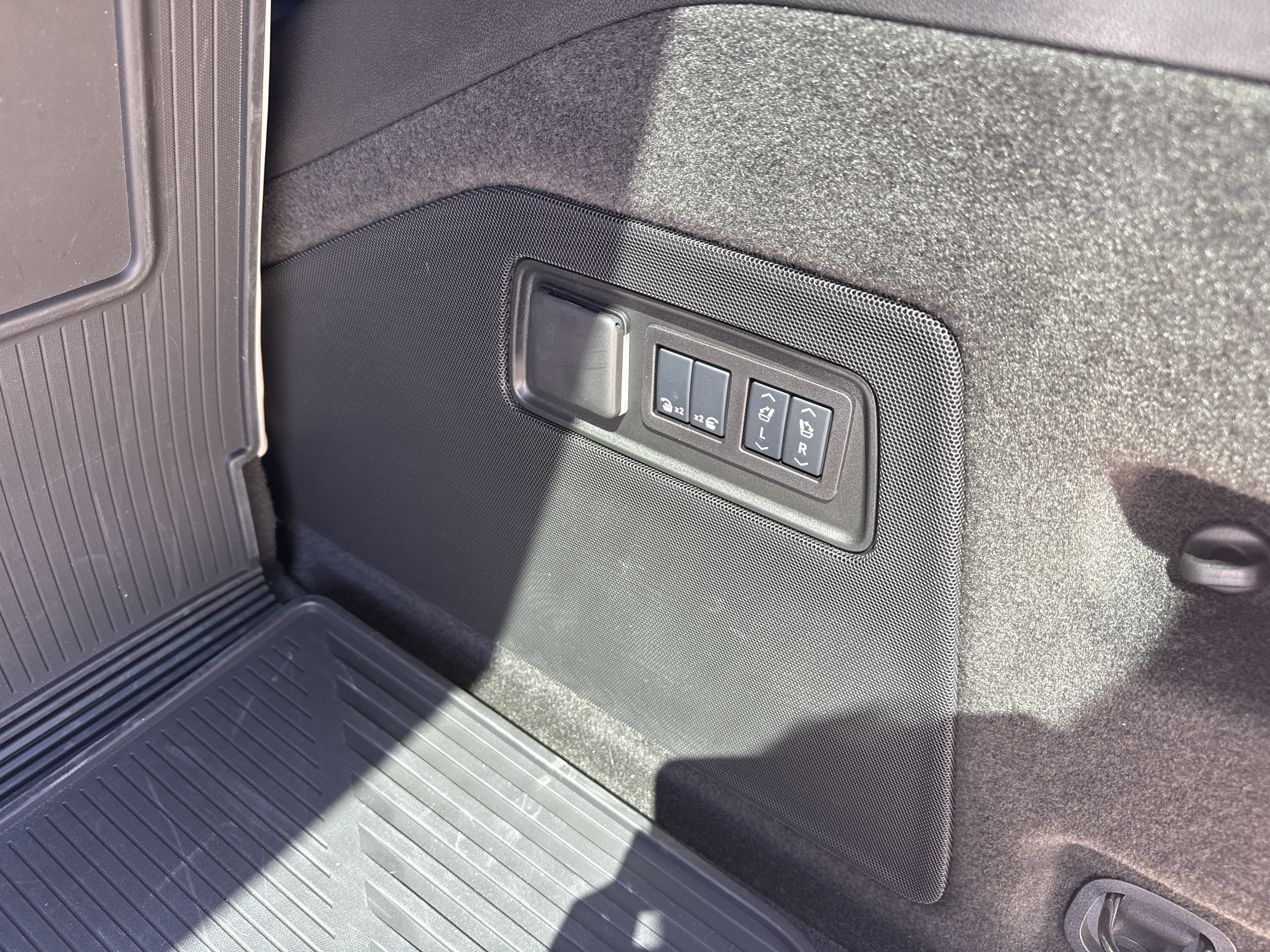 Used 2025 Cadillac Escalade Sport Platinum w/ LPO, Floor Liner Package AWD/4WD image 23