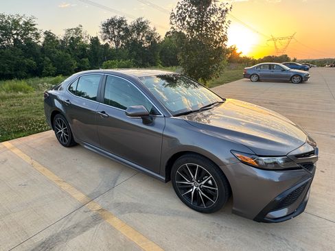 Used 2022 Toyota Camry SE FWD image 4