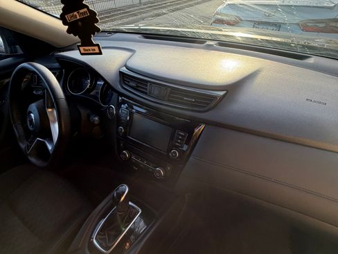 Used 2019 Nissan Rogue SV image 4