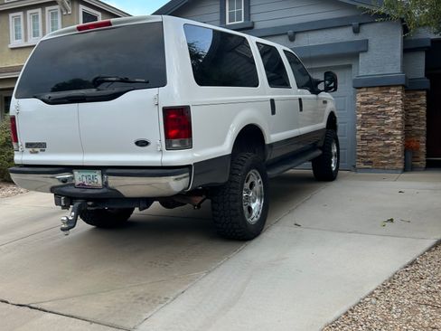 Used 2005 Ford Excursion XLT AWD/4WD image 5