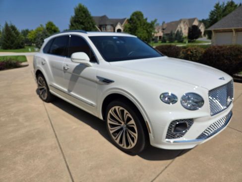 Used 2021 Bentley Bentayga AWD/4WD image 16