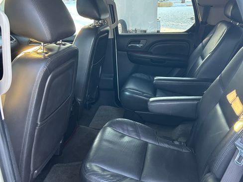 Used 2010 Cadillac Escalade Premium image 10
