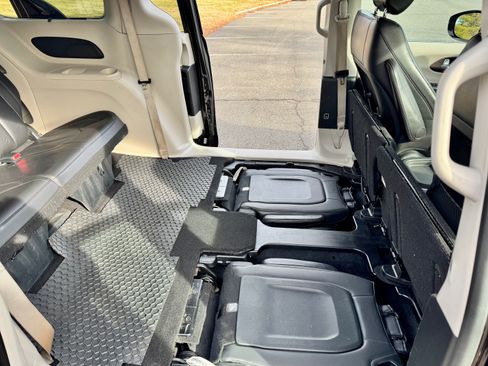 Used 2017 Chrysler Pacifica Touring-L image 4