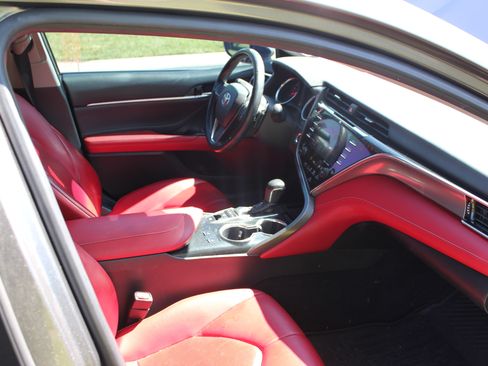 Used 2018 Toyota Camry XSE image 18