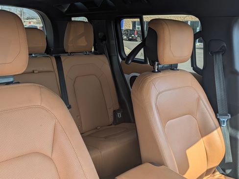 Used 2023 Land Rover Defender 110 image 10