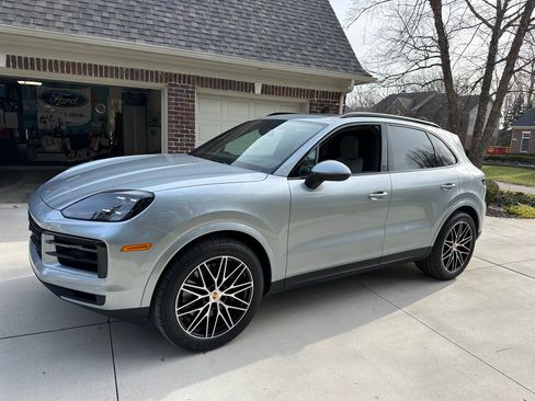 Used 2024 Porsche Cayenne AWD/4WD image 5