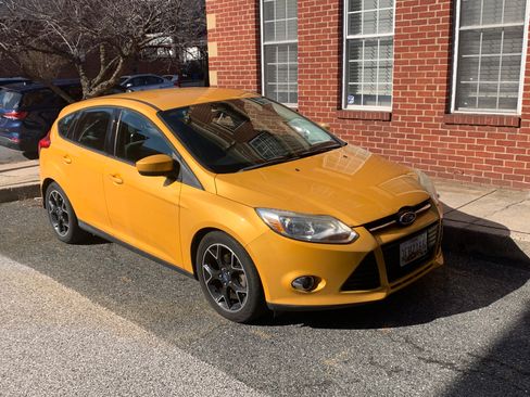 Used 2012 Ford Focus SE w/ SE Sport Pkg image 2