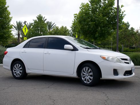 Used 2012 Toyota Corolla LE FWD image 9