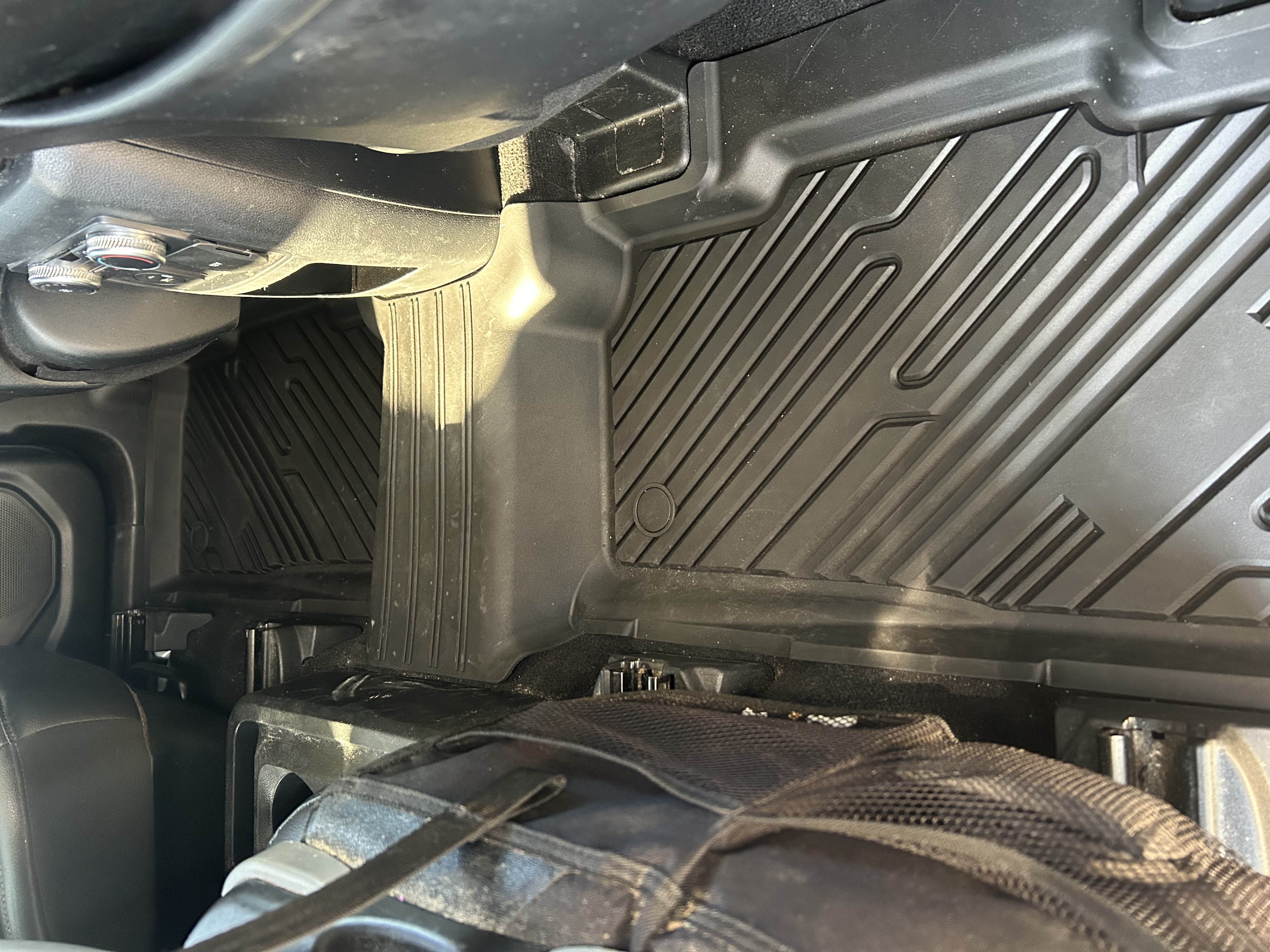 Used 2020 Ford Explorer XLT w/ Equipment Group 202A AWD/4WD image 14