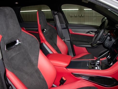 Used 2025 Jaguar F-PACE SVR 575 Edition image 26