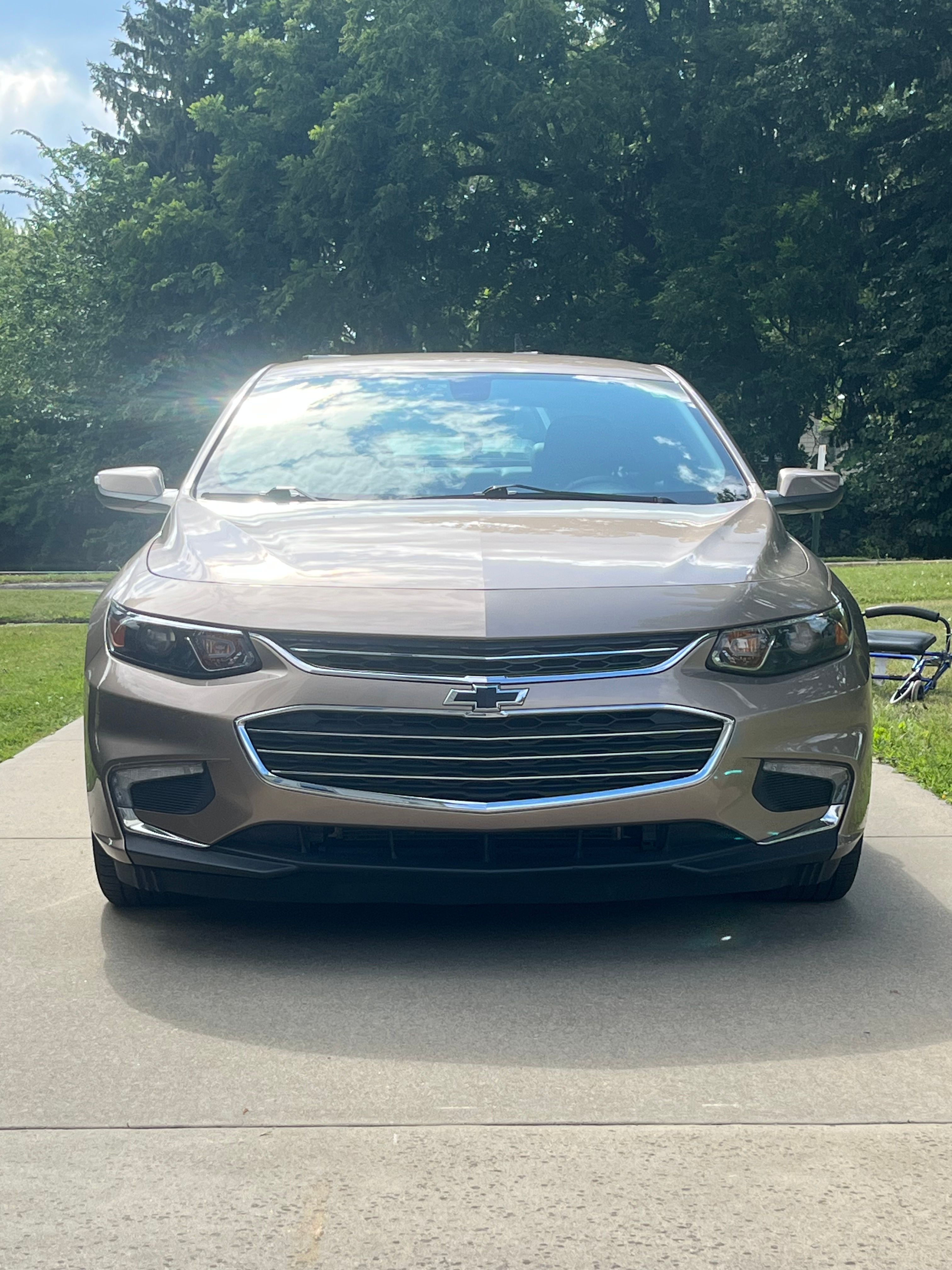 Used 2018 Chevrolet Malibu LT w/ Leather Package FWD image 2